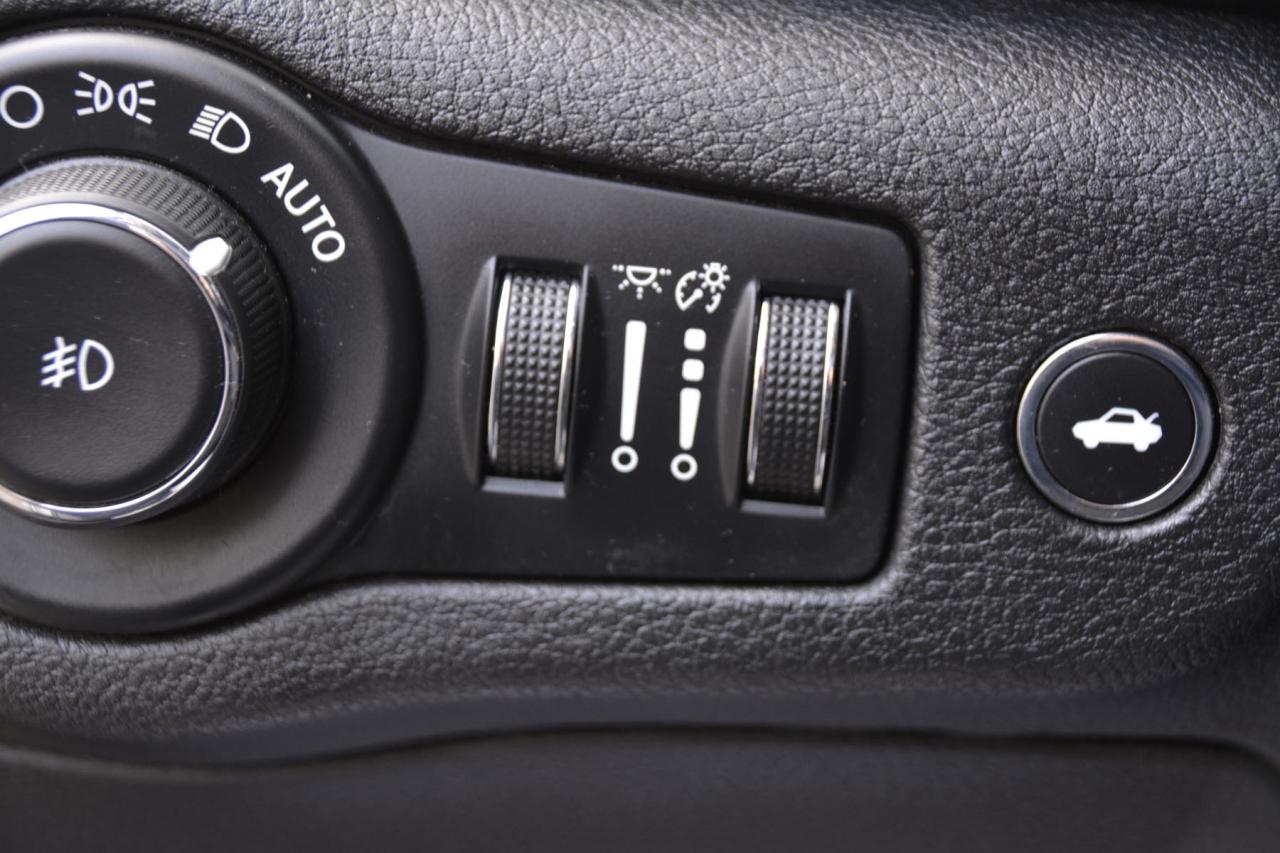 2016 Chrysler 200 200 LIMITED Photo