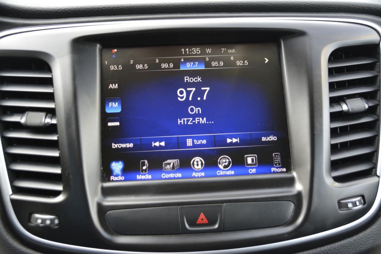 2016 Chrysler 200 200 LIMITED Photo