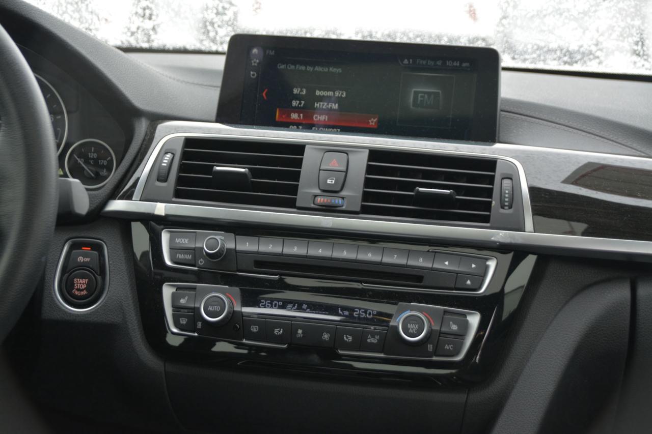 2018 BMW 3 Series 2018 BMW 330X Photo