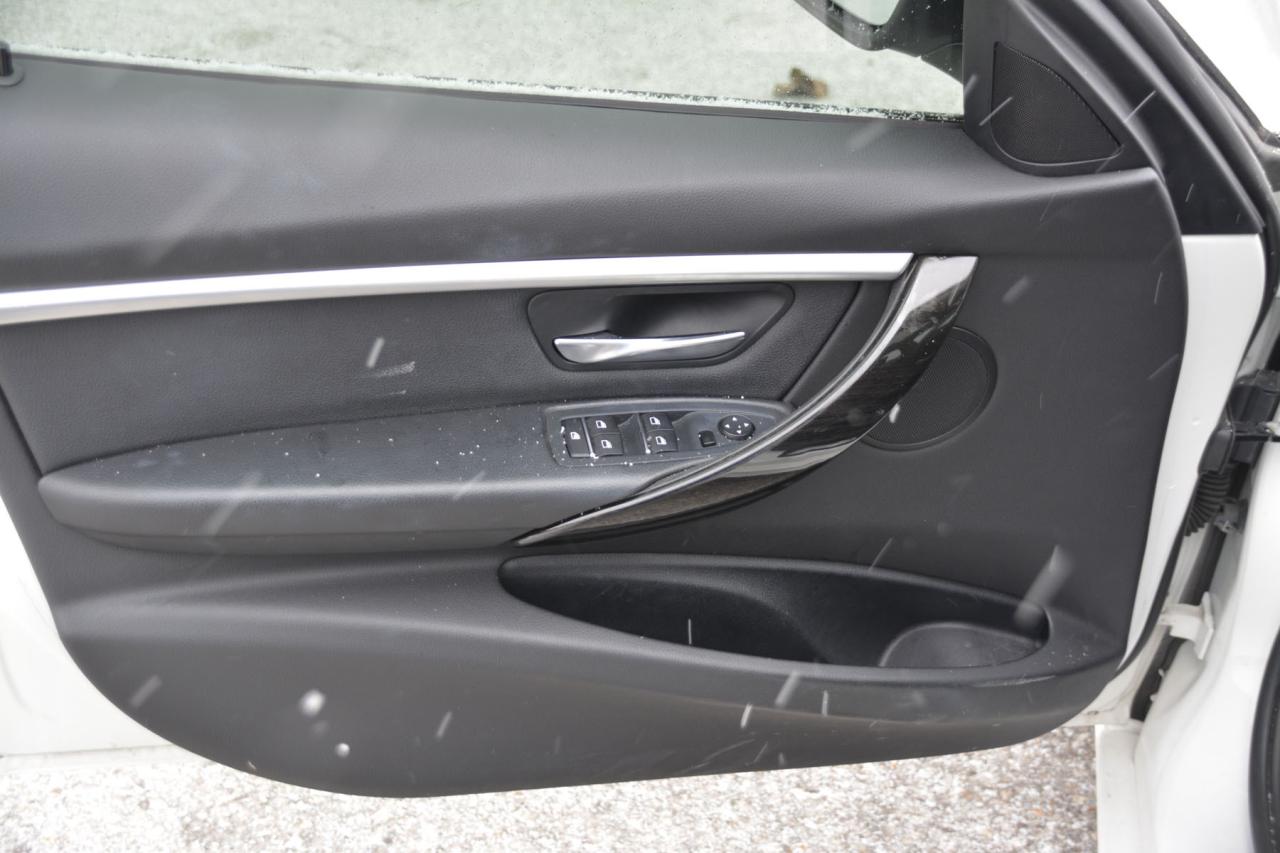 2018 BMW 3 Series 2018 BMW 330X Photo