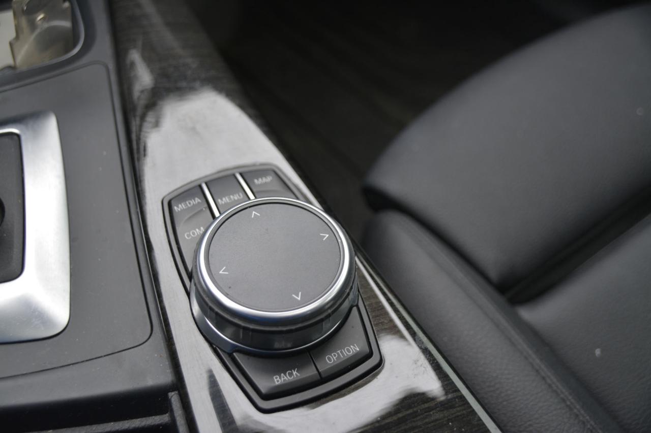 2018 BMW 3 Series 2018 BMW 330X Photo