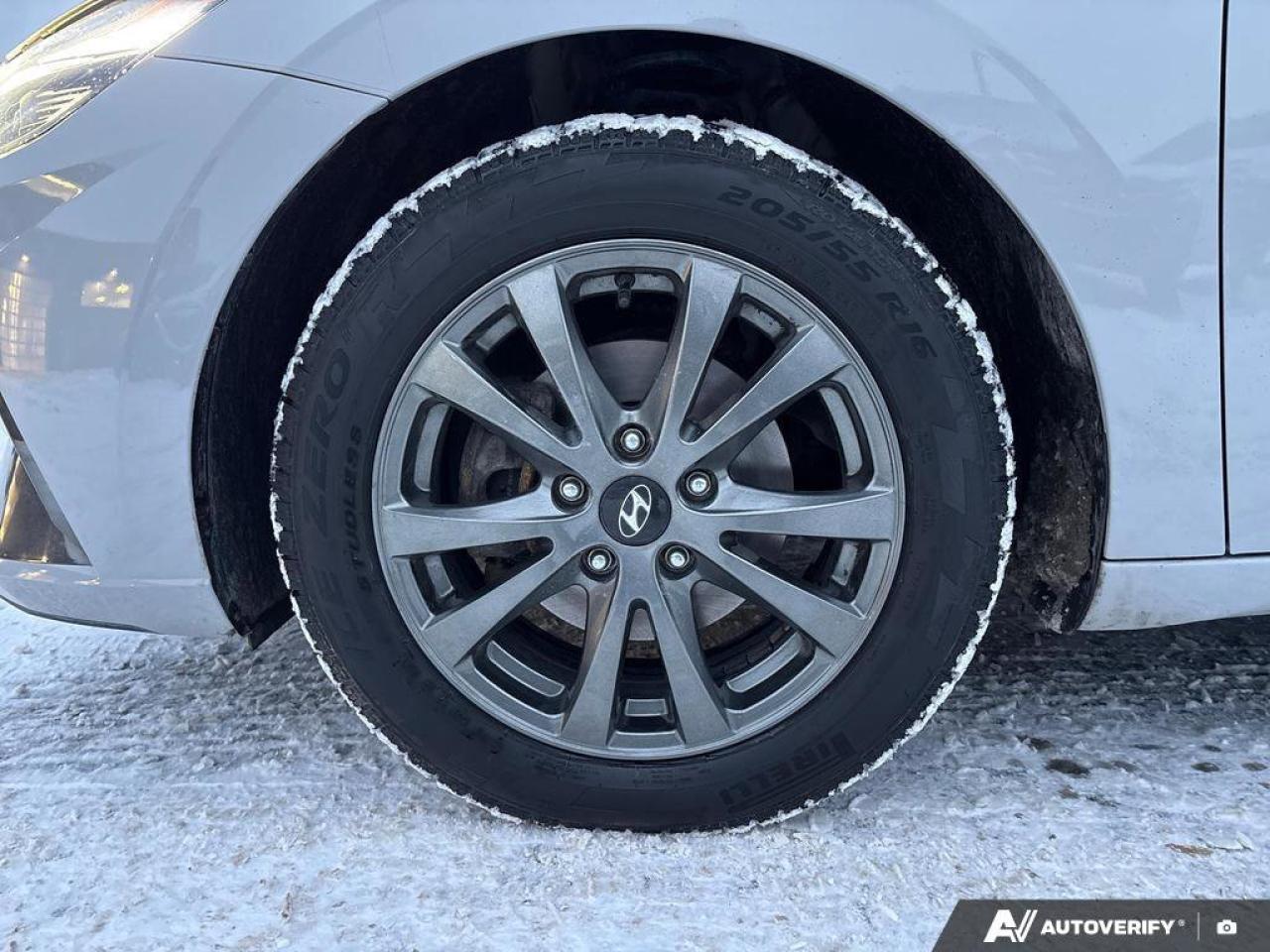 2023 Hyundai Elantra Hybrid Luxury   HYBRID   ~4.7 L/100 KM   SUNROOF   VENTIL Photo