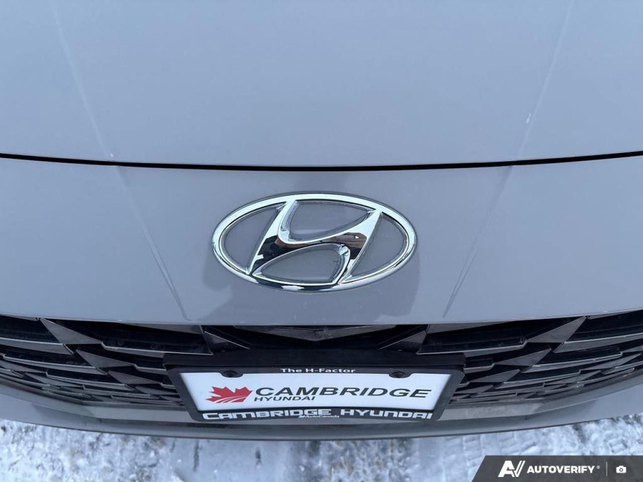 2023 Hyundai Elantra Hybrid Luxury   HYBRID   ~4.7 L/100 KM   SUNROOF   VENTIL Photo