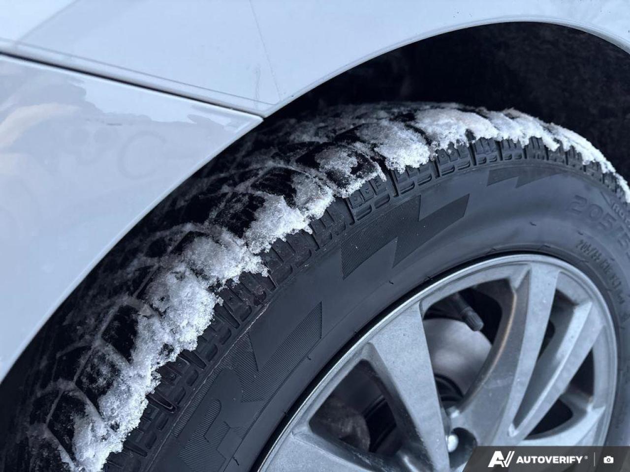 2023 Hyundai Elantra Hybrid Luxury   HYBRID   ~4.7 L/100 KM   SUNROOF   VENTIL Photo