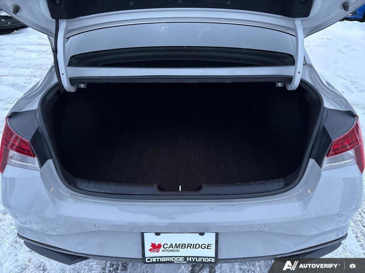 2023 Hyundai Elantra Hybrid Luxury   HYBRID   ~4.7 L/100 KM   SUNROOF   VENTIL Photo