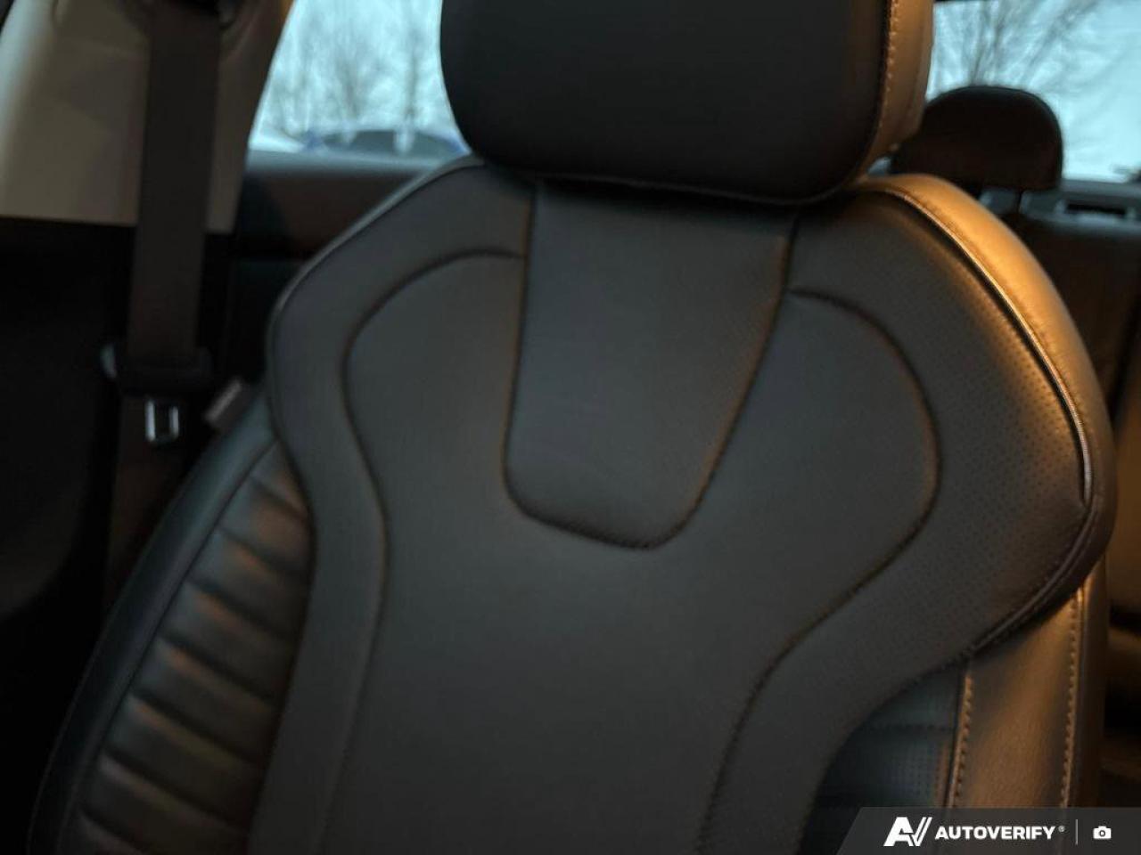 2023 Hyundai Elantra Hybrid Luxury   HYBRID   ~4.7 L/100 KM   SUNROOF   VENTIL Photo