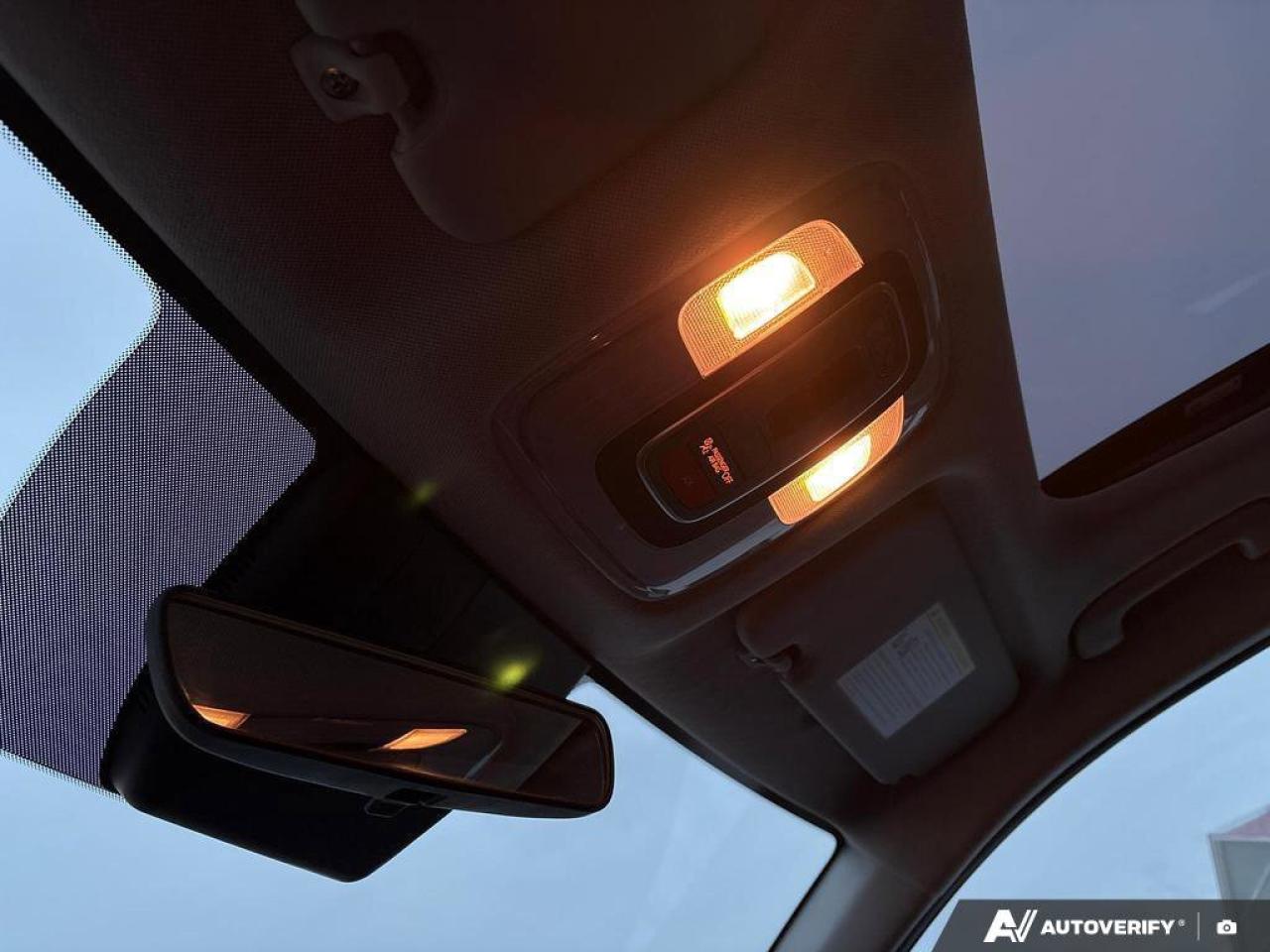 2023 Hyundai Elantra Hybrid Luxury   HYBRID   ~4.7 L/100 KM   SUNROOF   VENTIL Photo