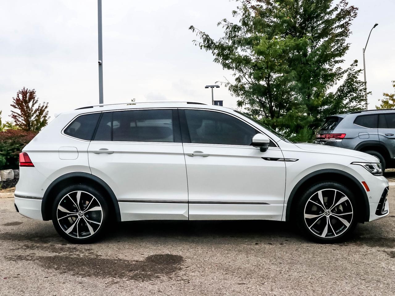 2023 Volkswagen Tiguan HIGHLINE R-LINE 4MOTION Photo3