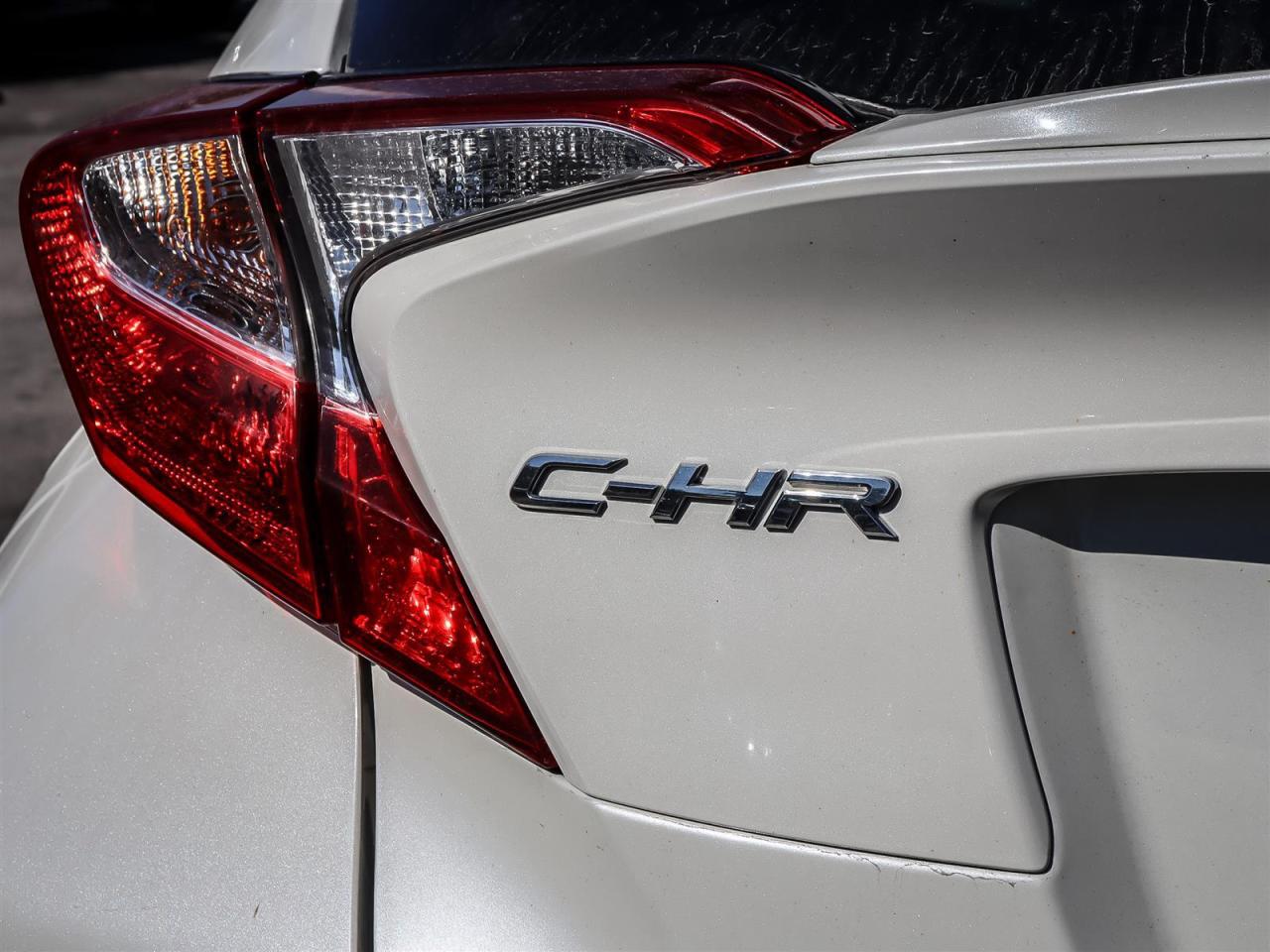 2021 Toyota C-HR XLE CLEAN CARFAX Photo