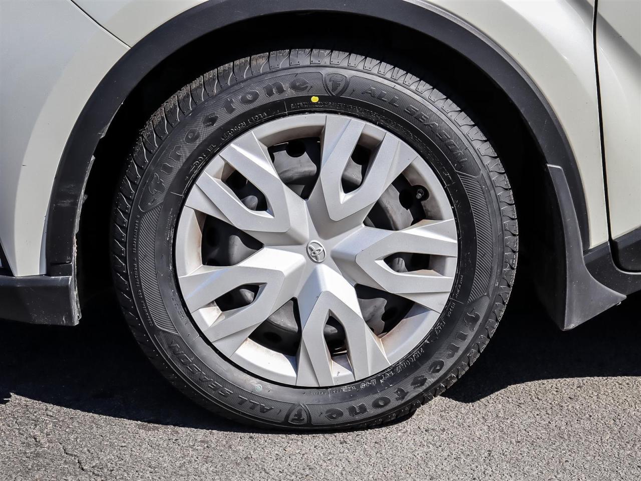 2021 Toyota C-HR XLE CLEAN CARFAX Photo