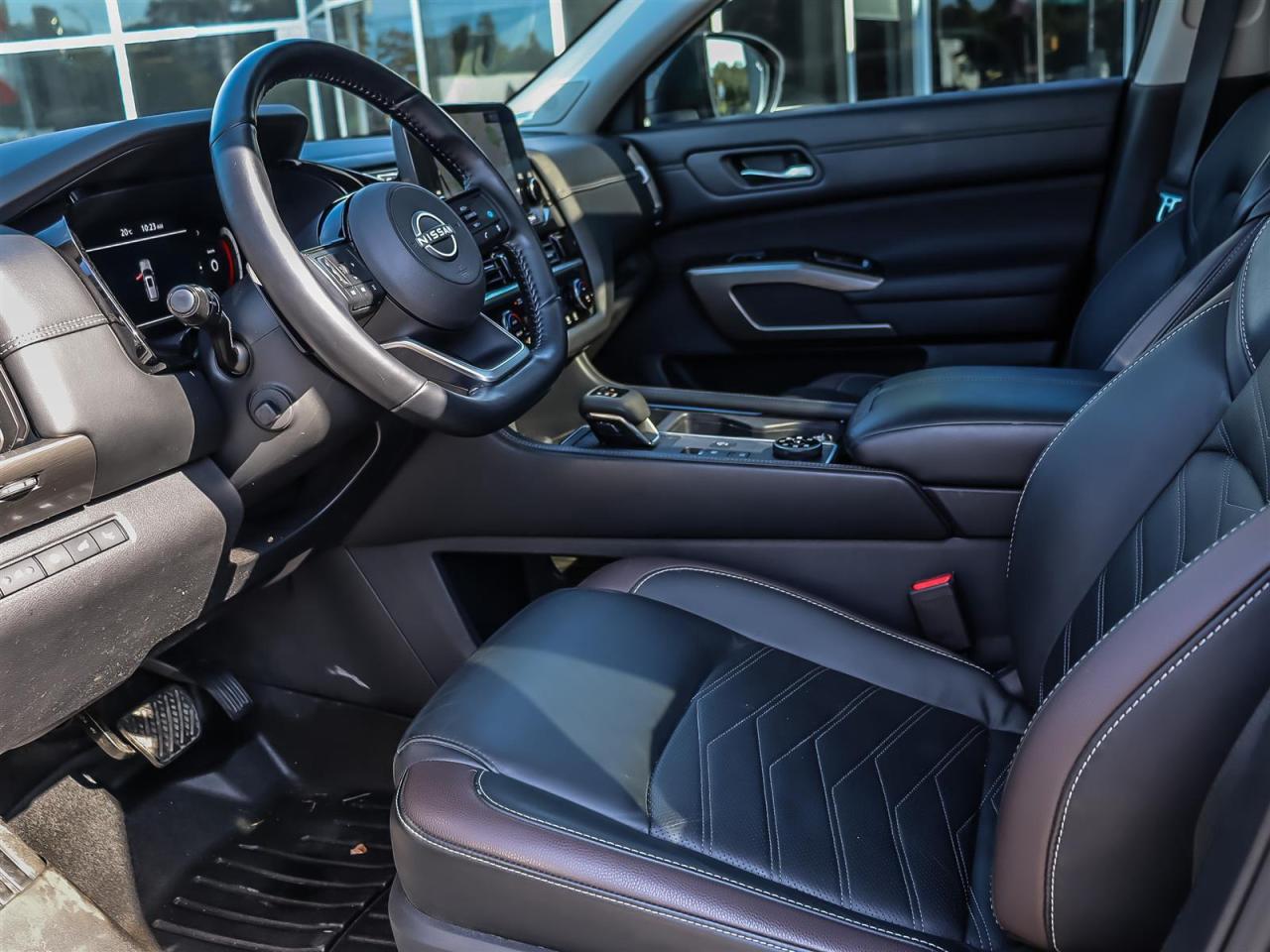 2024 Nissan Pathfinder Platinum AWD 7 PASSENGER TRAILER HITCH 1 OWNER CLE Photo