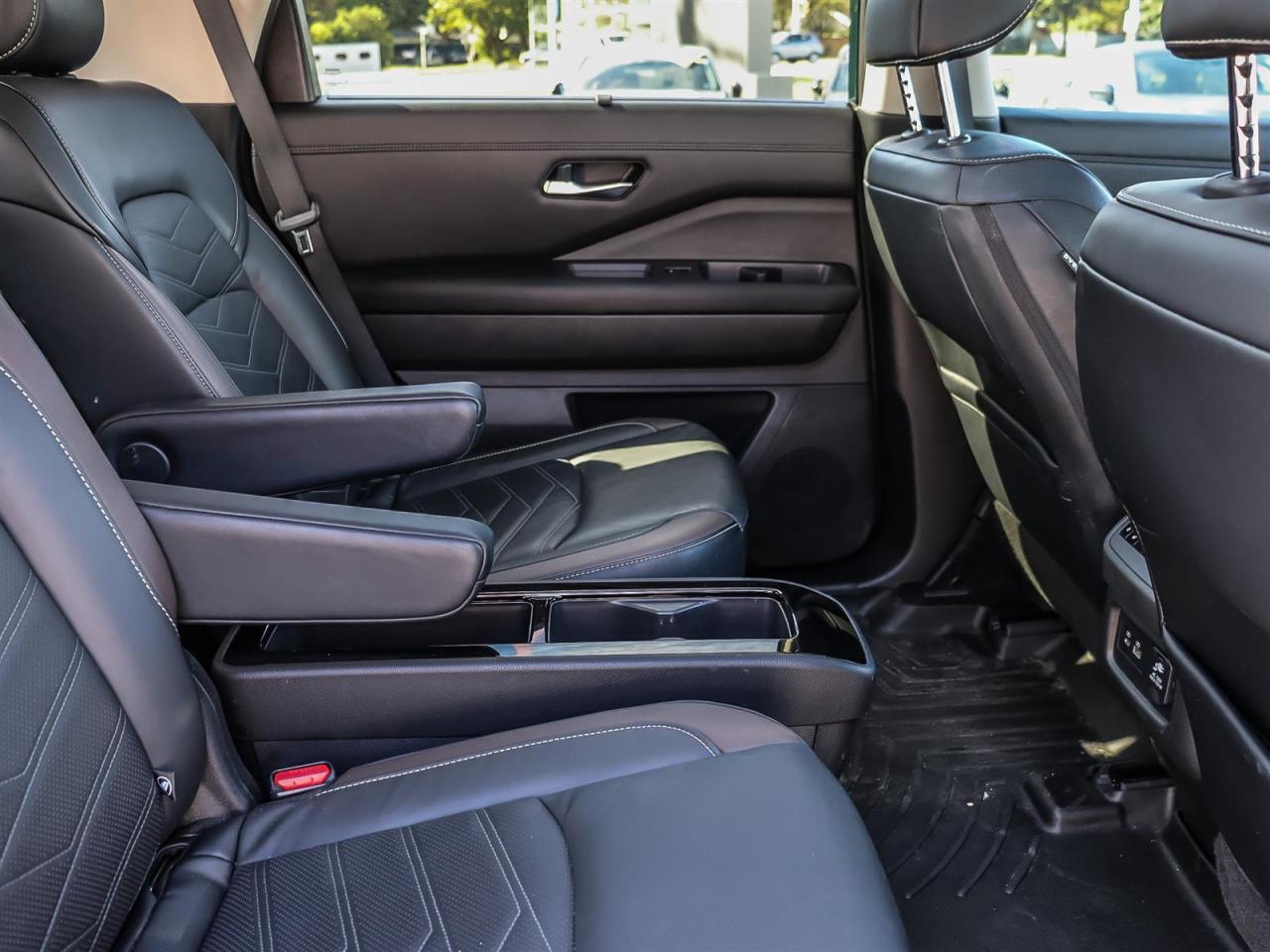 2024 Nissan Pathfinder Platinum AWD 7 PASSENGER TRAILER HITCH 1 OWNER CLE Photo