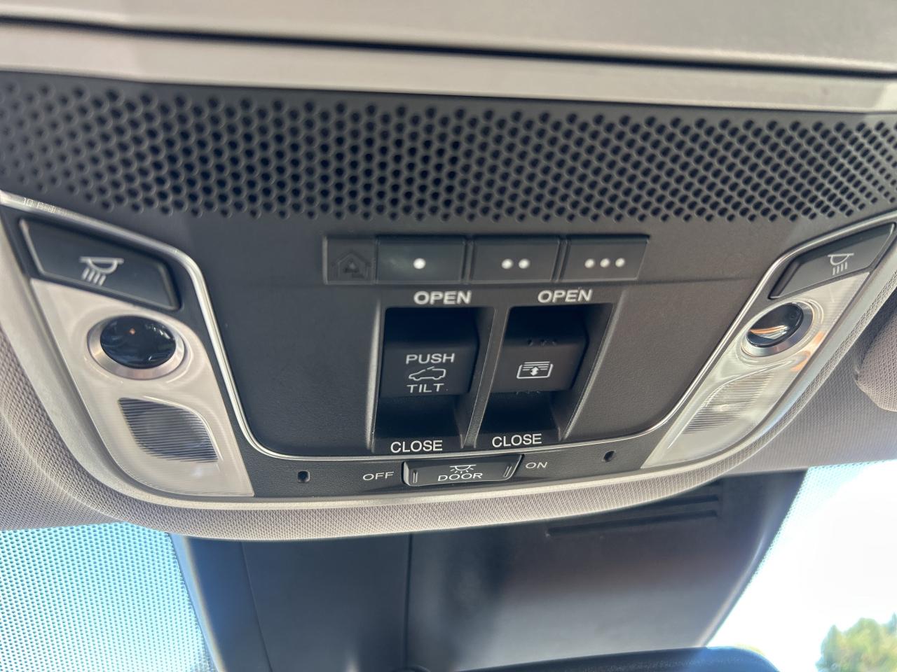 2017 Honda CR-V Touring, LDS, Crash Sensors, Nav, Bluetooth Photo