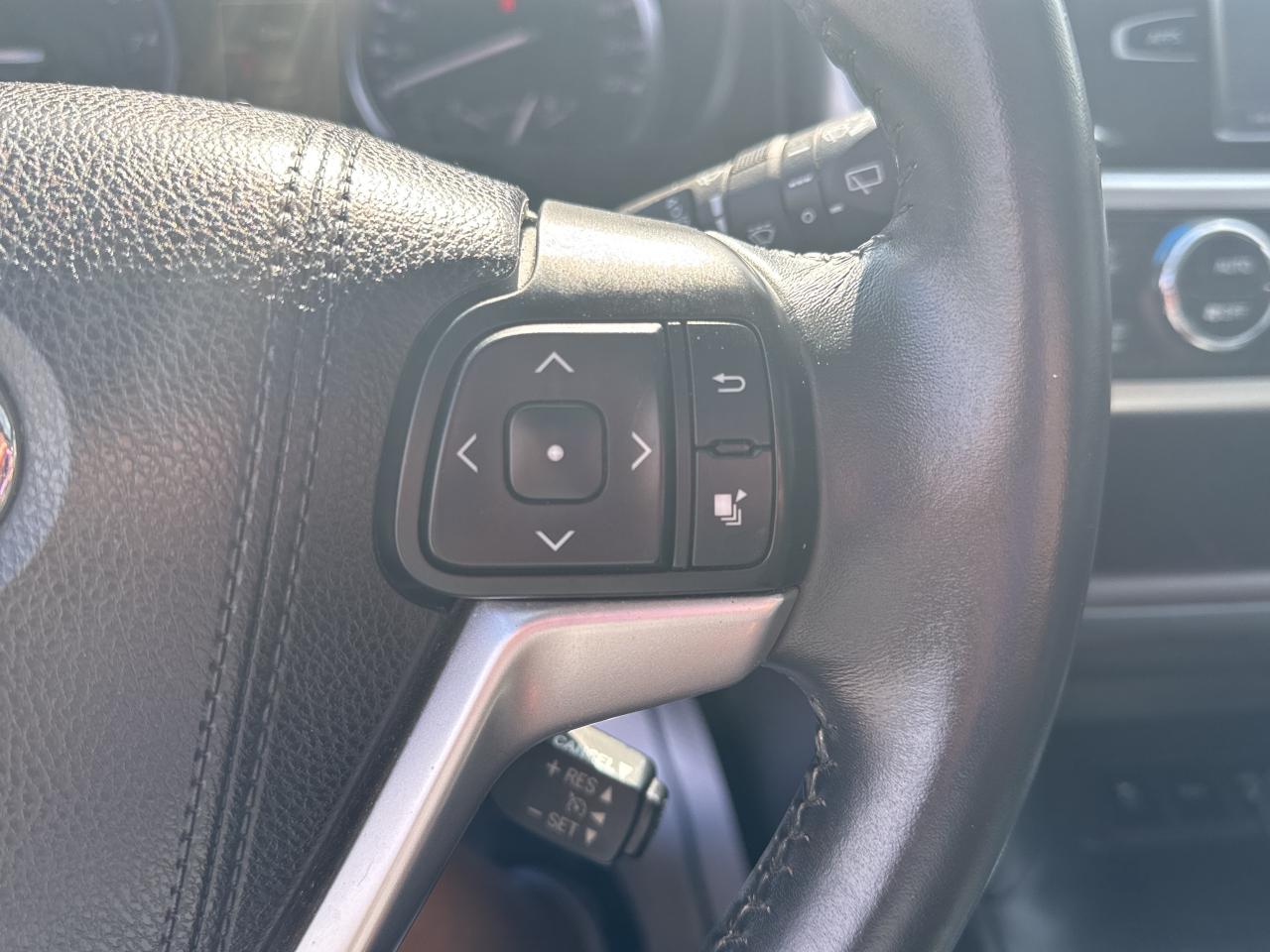 2016 Toyota Highlander XLE, Bluetooth, Nav, Back Up Cam Photo