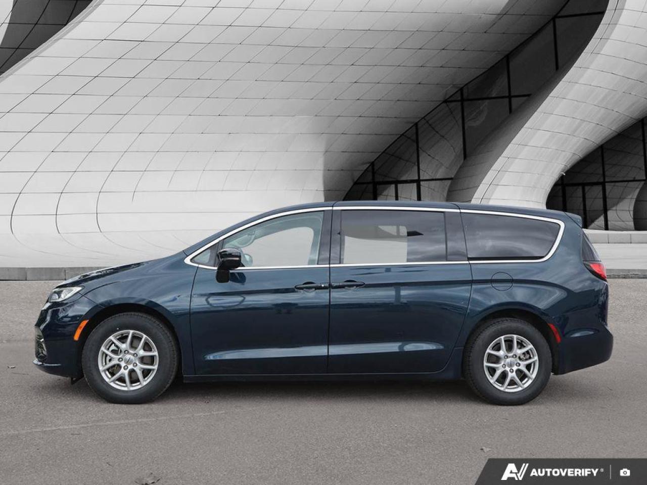 2024 Chrysler Pacifica Touring-L   Adaptive Cruise Control   Apple CarPla Photo
