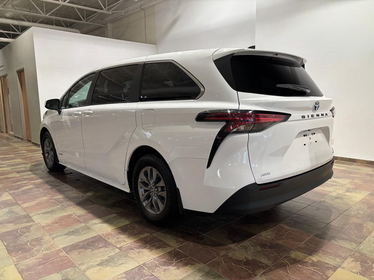 2021 Toyota Sienna LE 8-Passenger Photo2