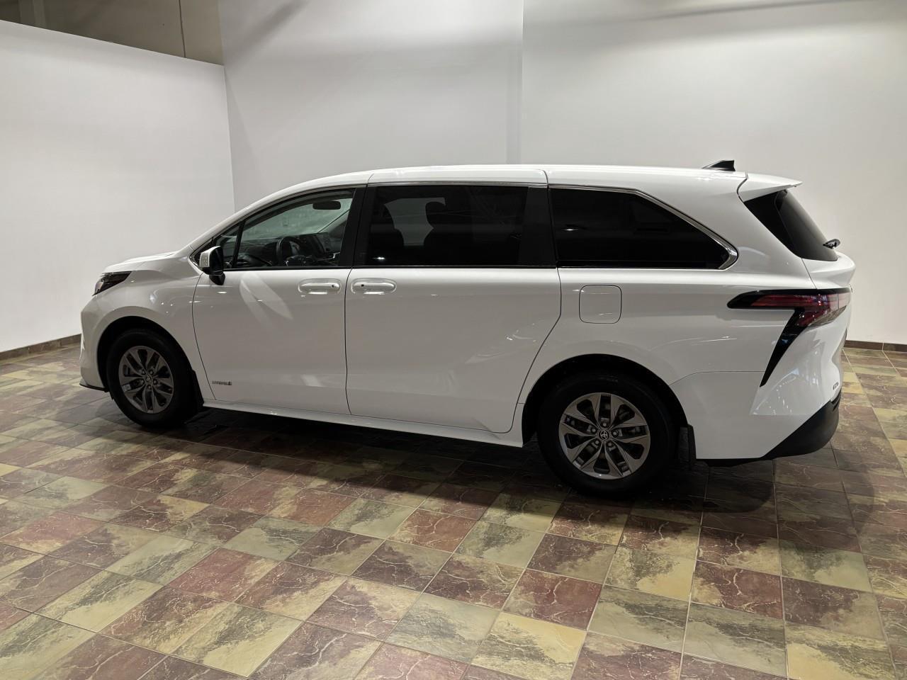 2021 Toyota Sienna LE 8-Passenger Photo4