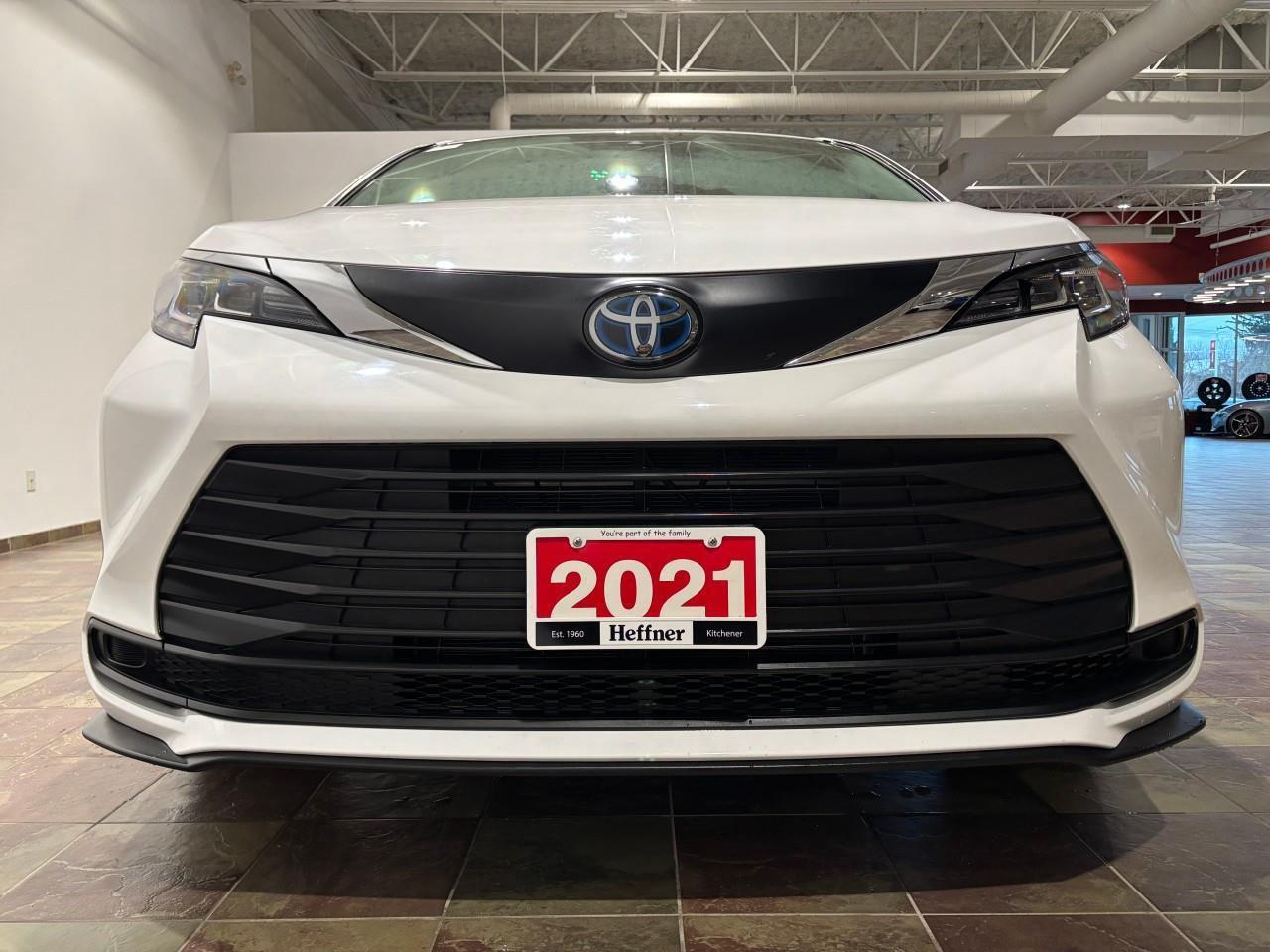 2021 Toyota Sienna LE 8-Passenger Photo3