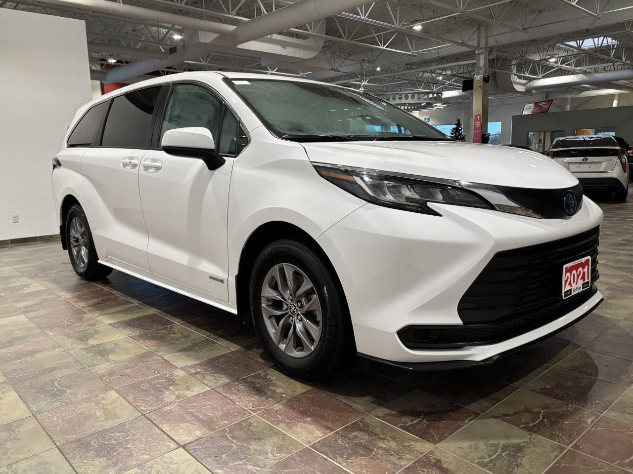 2021 Toyota Sienna LE 8-Passenger Photo
