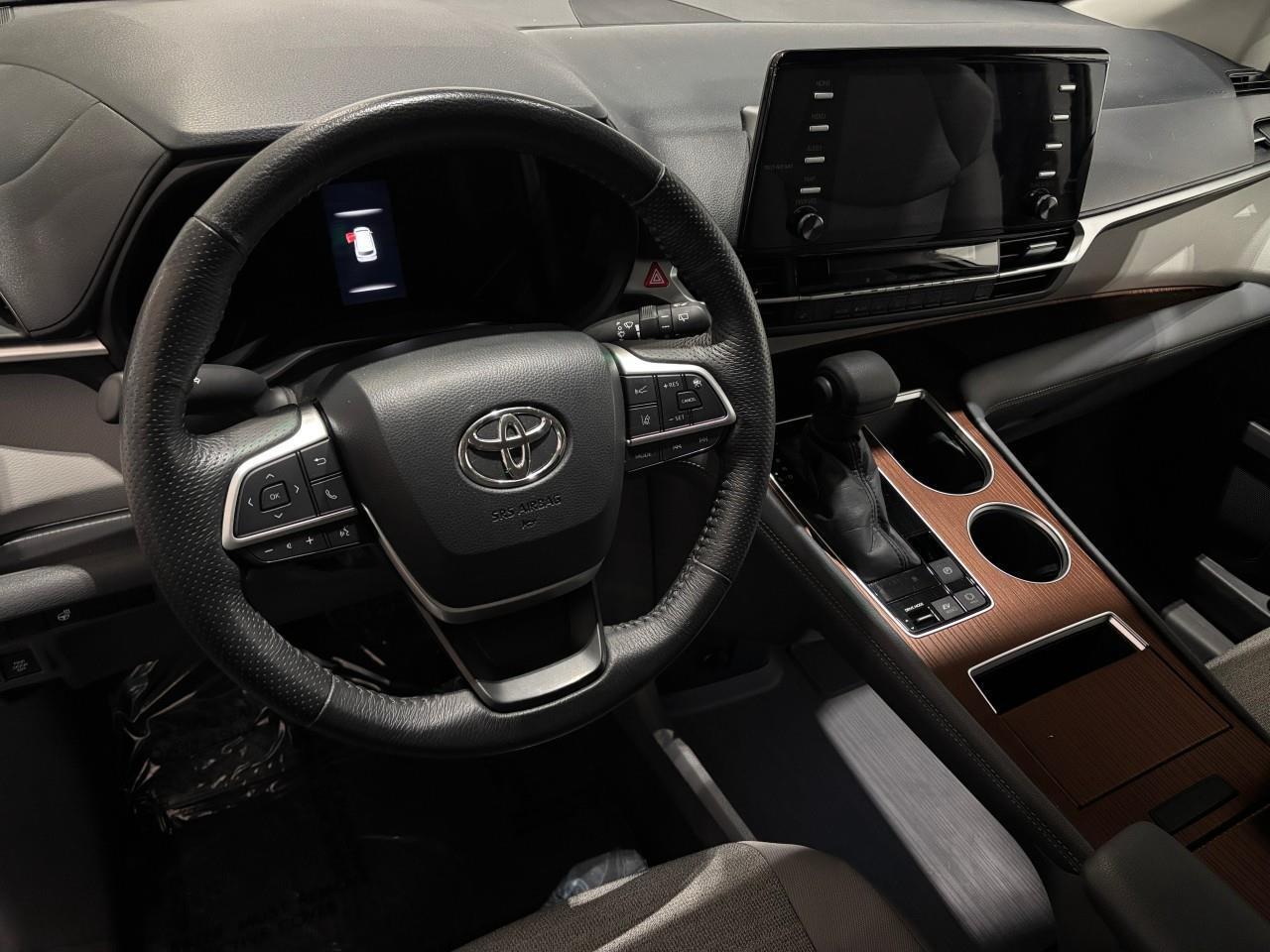 2021 Toyota Sienna LE 8-Passenger Photo