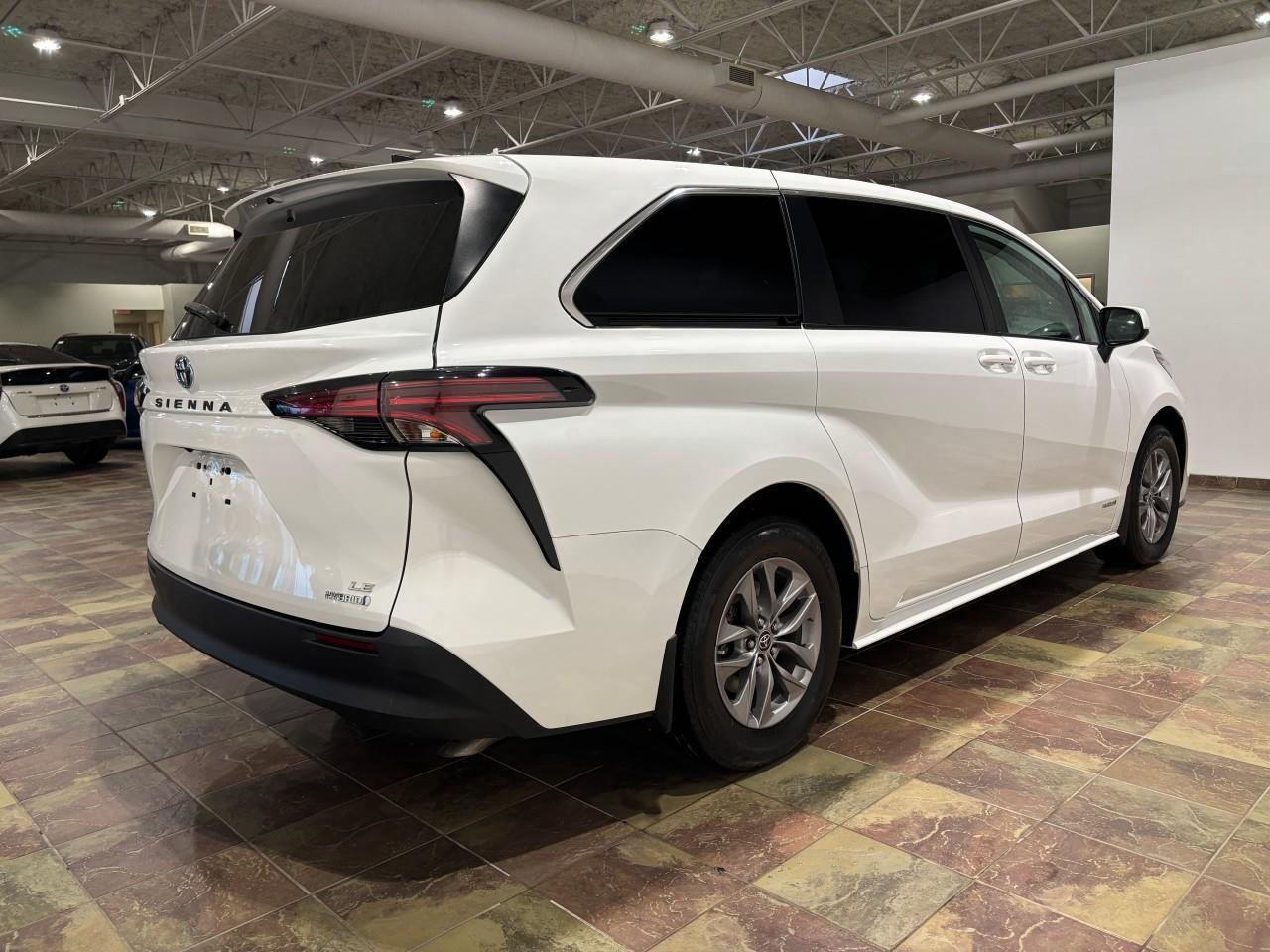 2021 Toyota Sienna LE 8-Passenger Photo