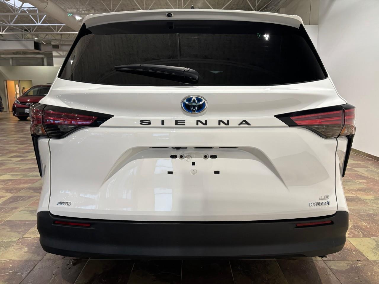 2021 Toyota Sienna LE 8-Passenger Photo