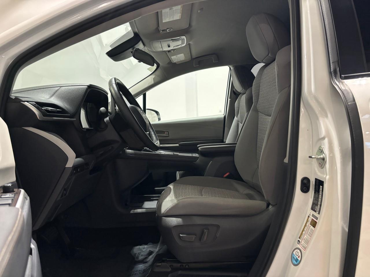 2021 Toyota Sienna LE 8-Passenger Photo