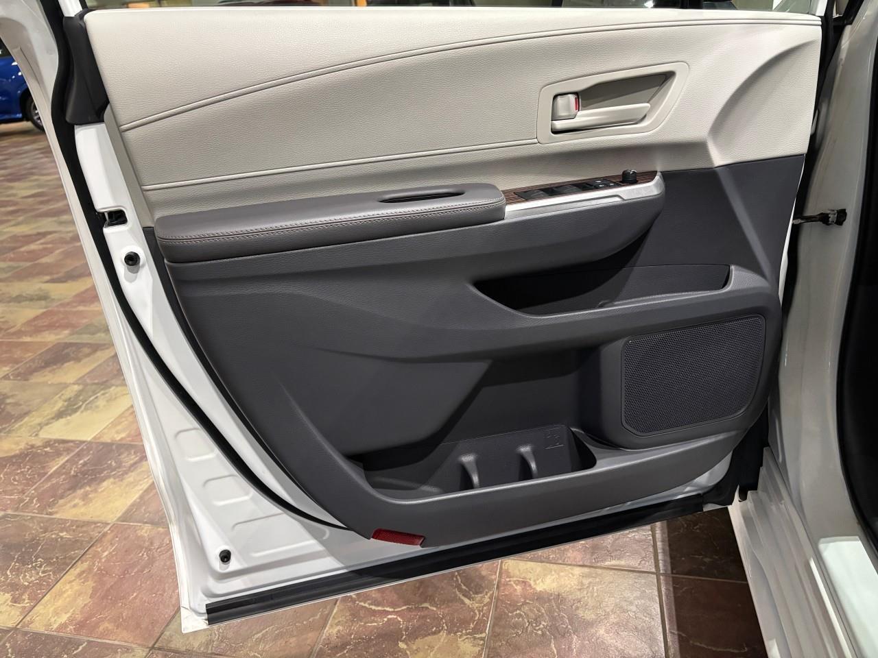 2021 Toyota Sienna LE 8-Passenger Photo