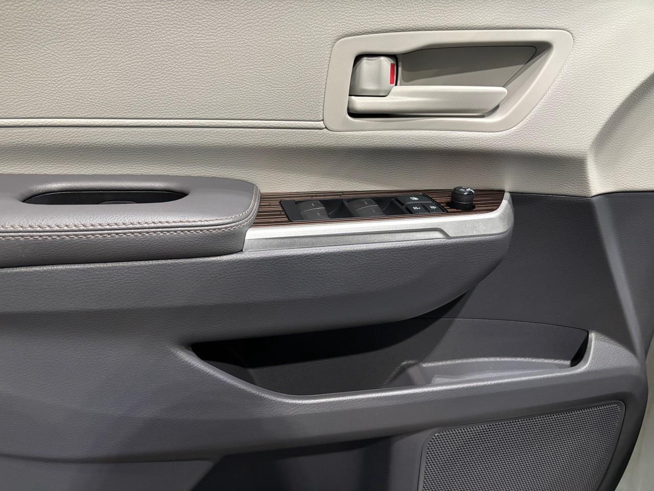 2021 Toyota Sienna LE 8-Passenger Photo