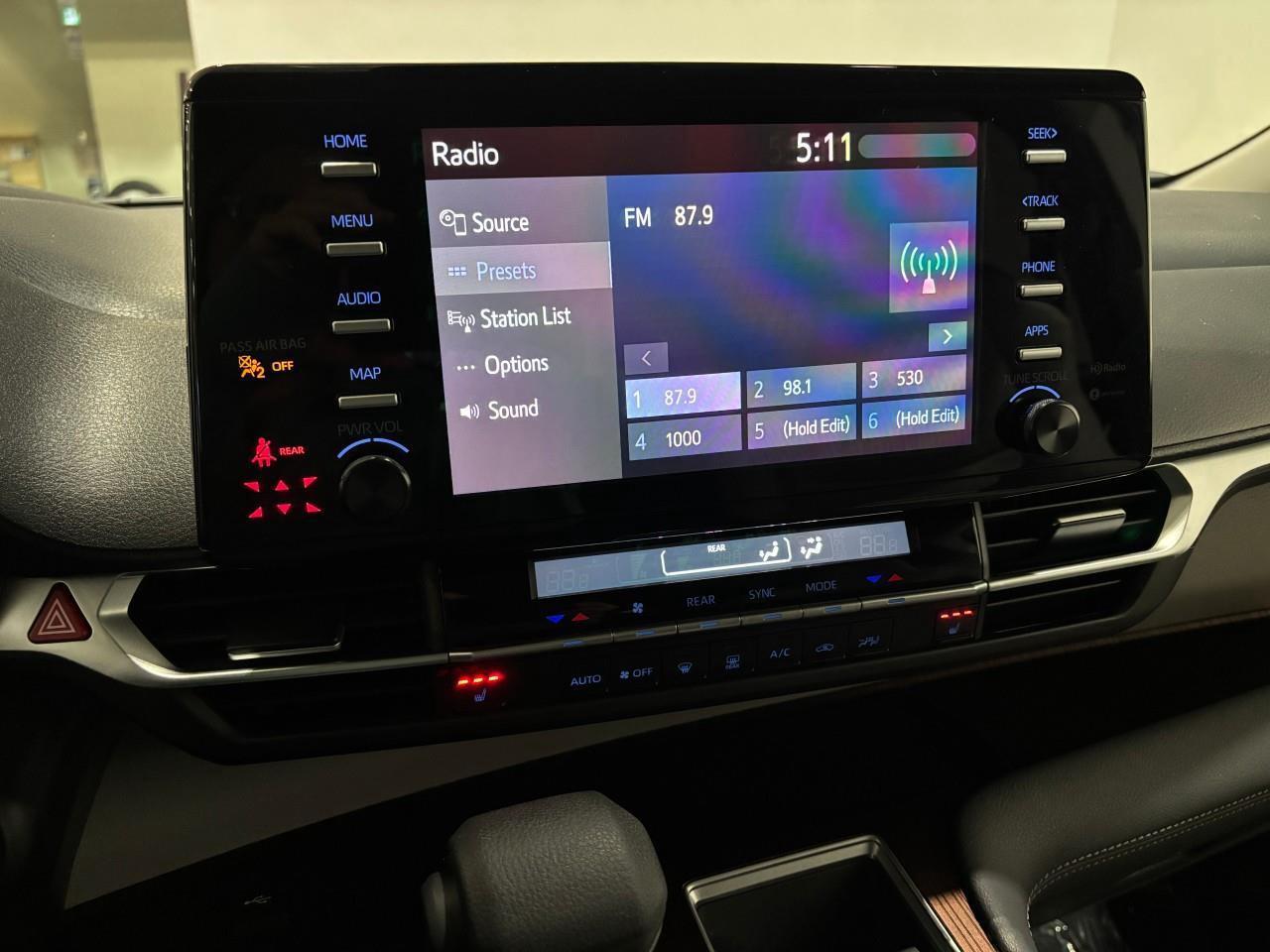 2021 Toyota Sienna LE 8-Passenger Photo