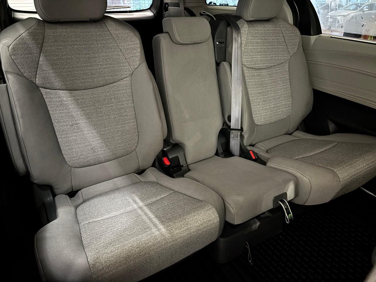 2021 Toyota Sienna LE 8-Passenger Photo