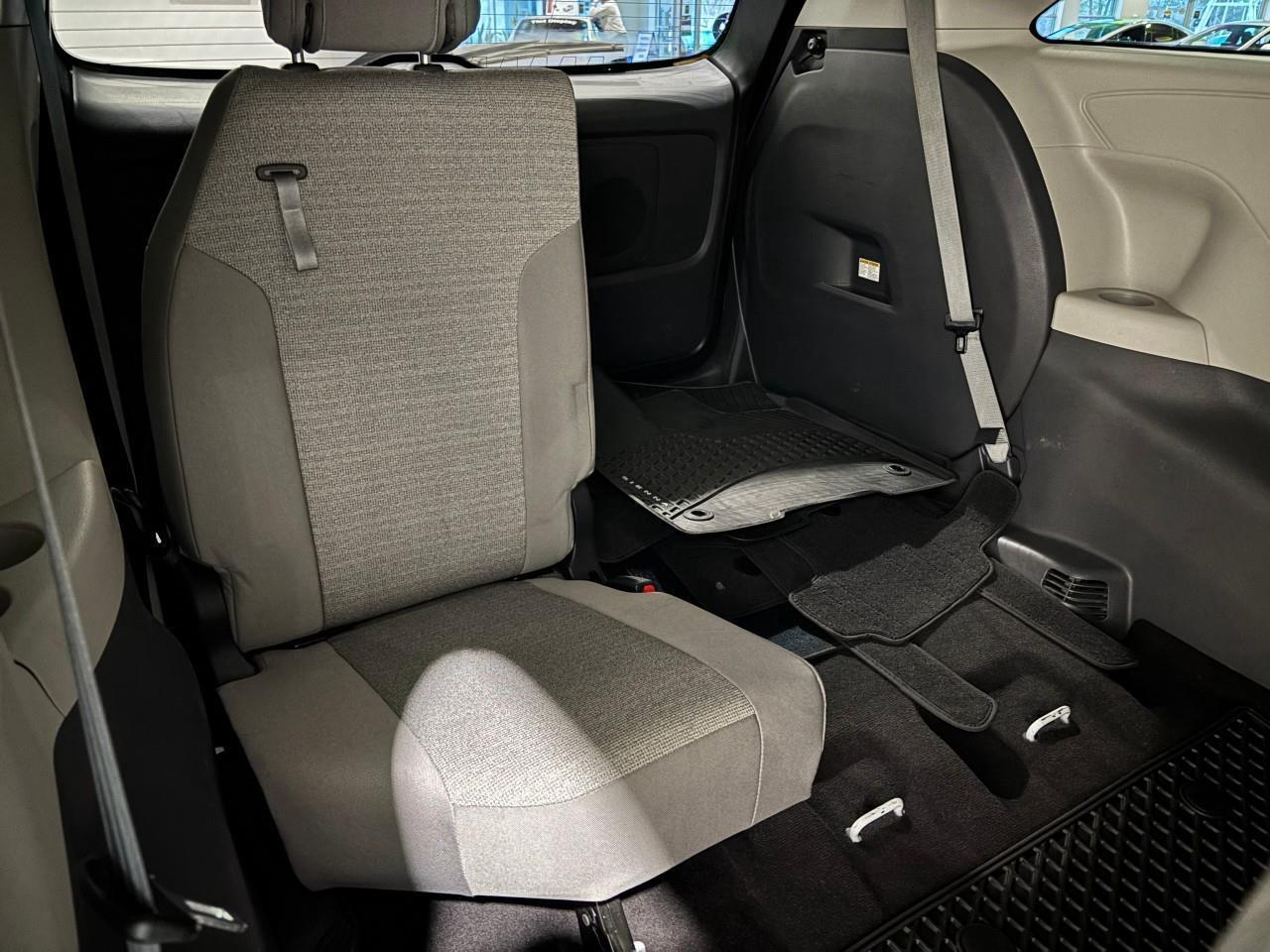 2021 Toyota Sienna LE 8-Passenger Photo