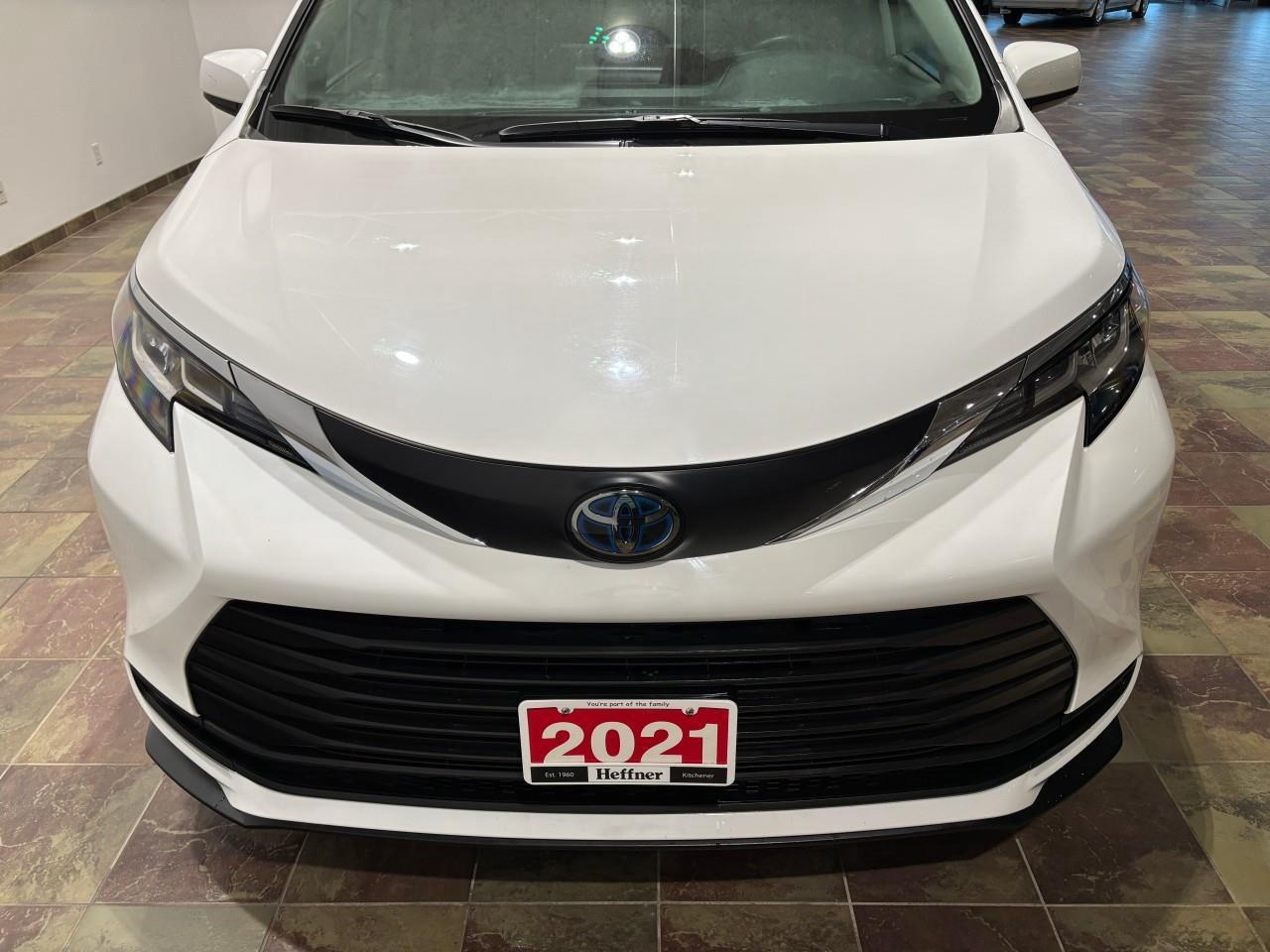2021 Toyota Sienna LE 8-Passenger Photo