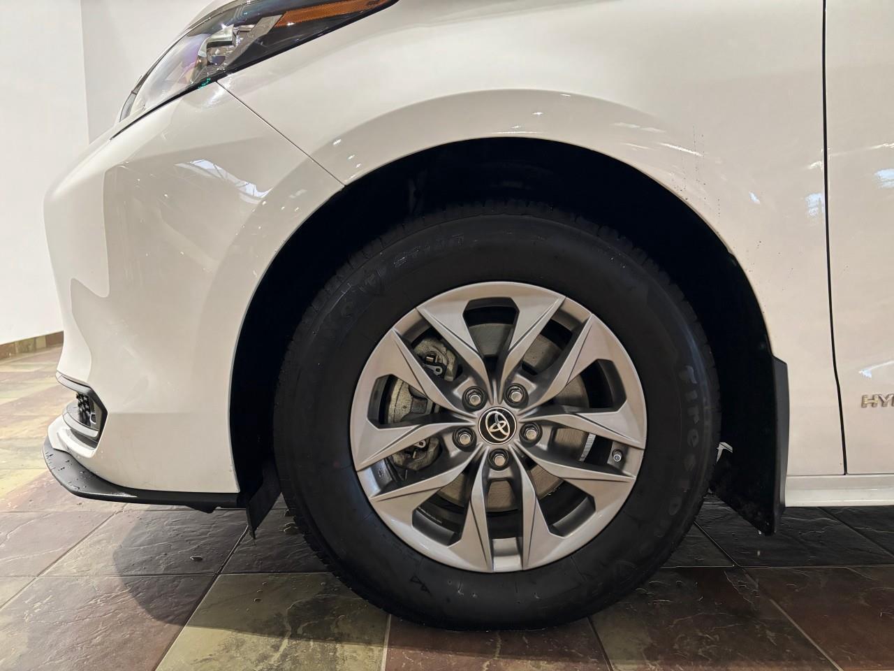 2021 Toyota Sienna LE 8-Passenger Photo