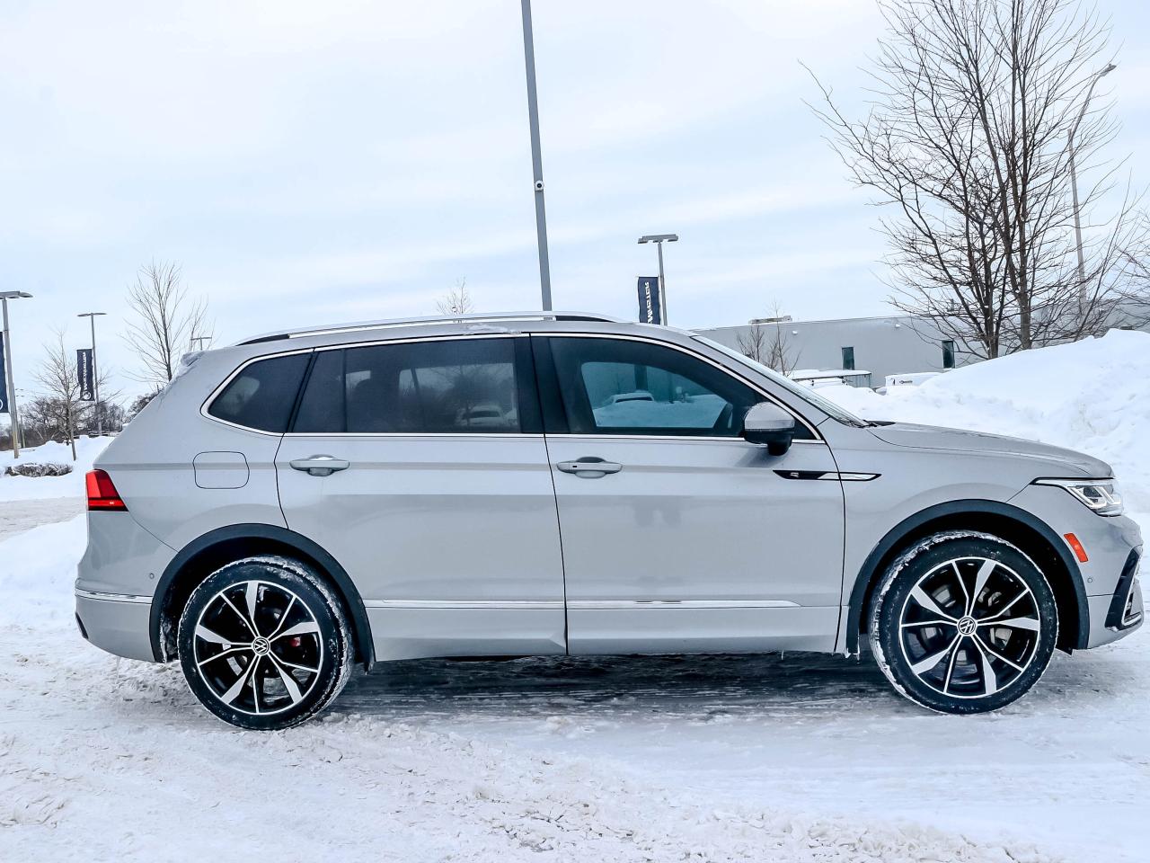 2022 Volkswagen Tiguan HIGHLINE R-LINE 4MOTION Photo3