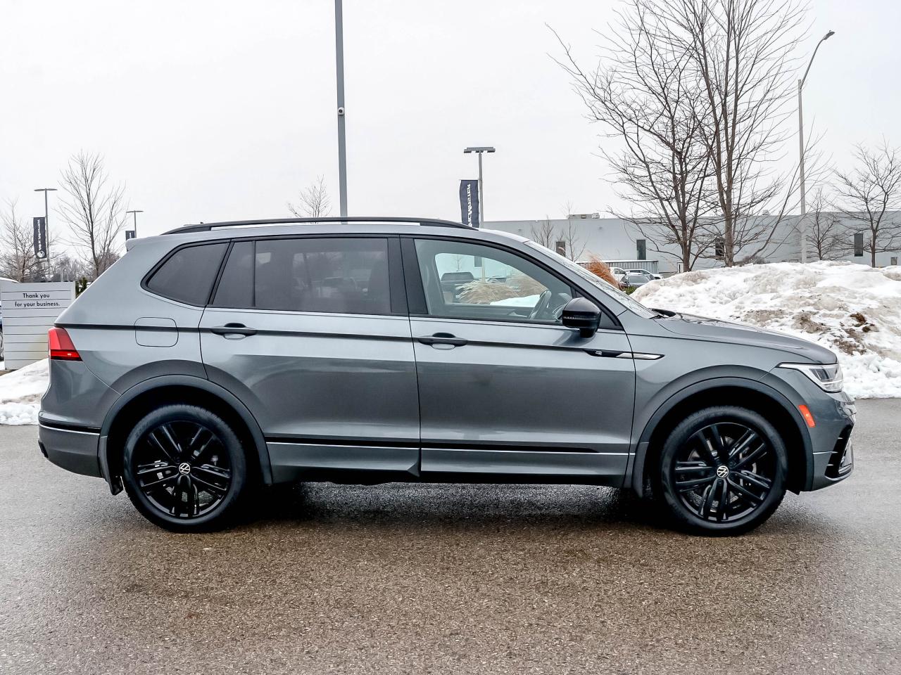 2022 Volkswagen Tiguan Comfortline R-Line Black Edition 4MOTION Photo3