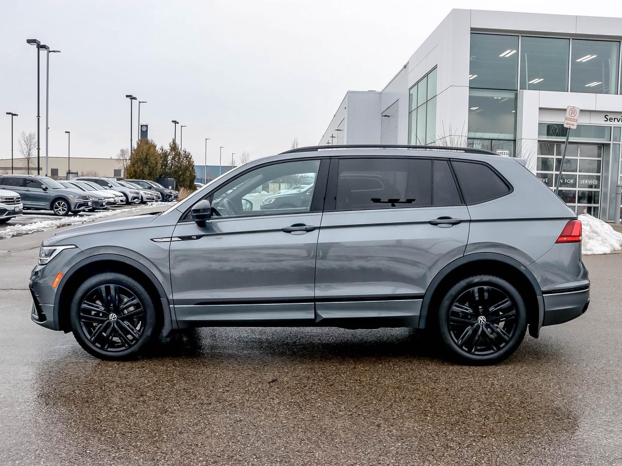 2022 Volkswagen Tiguan Comfortline R-Line Black Edition 4MOTION Photo