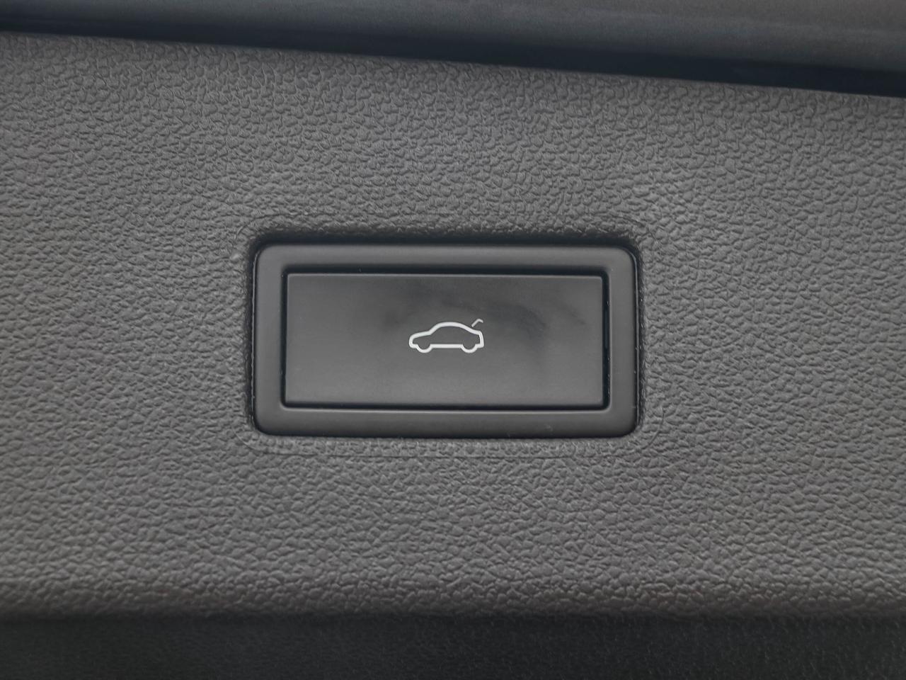 2022 Volkswagen Tiguan Comfortline R-Line Black Edition 4MOTION Photo