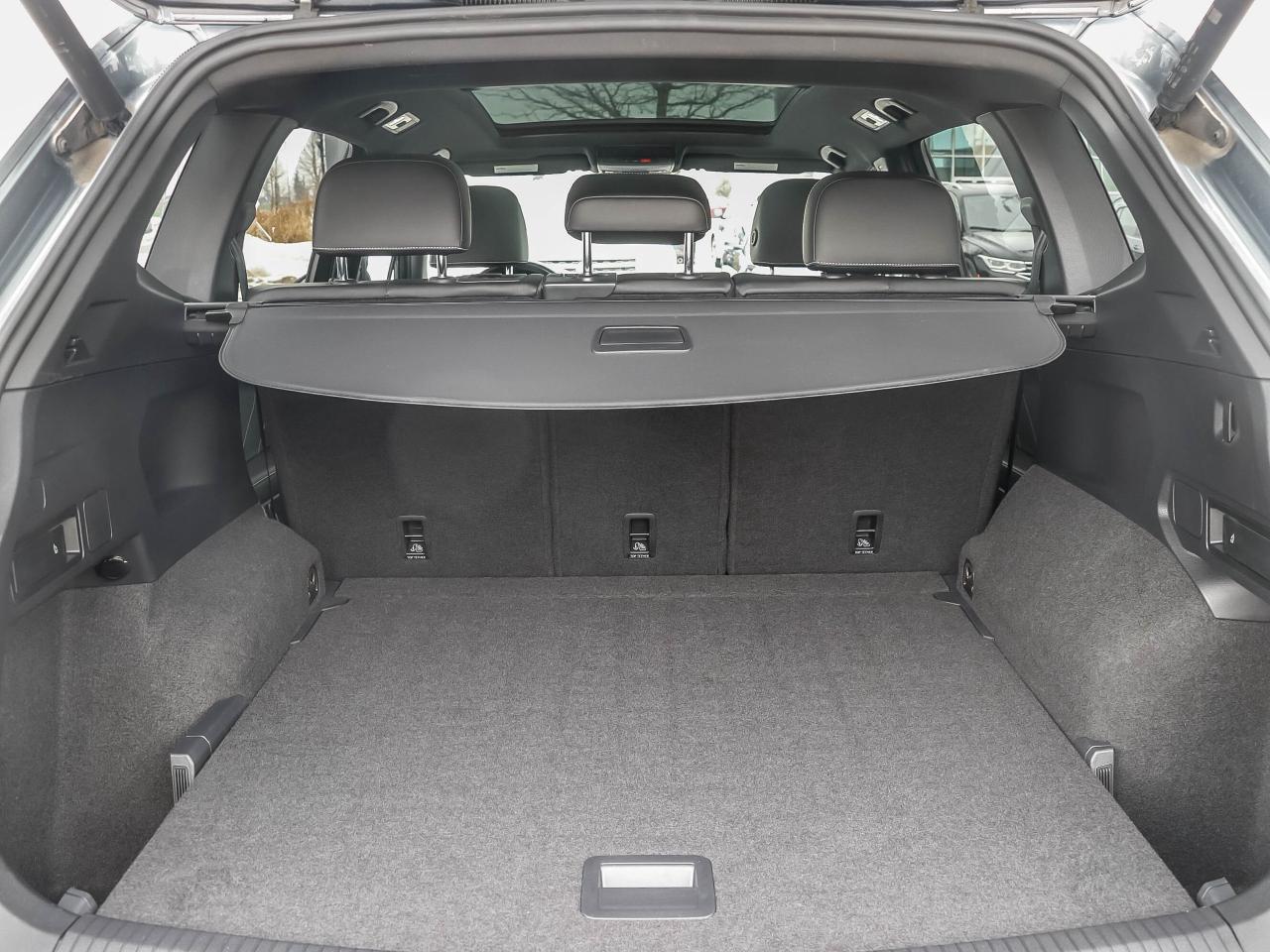 2022 Volkswagen Tiguan Comfortline R-Line Black Edition 4MOTION Photo