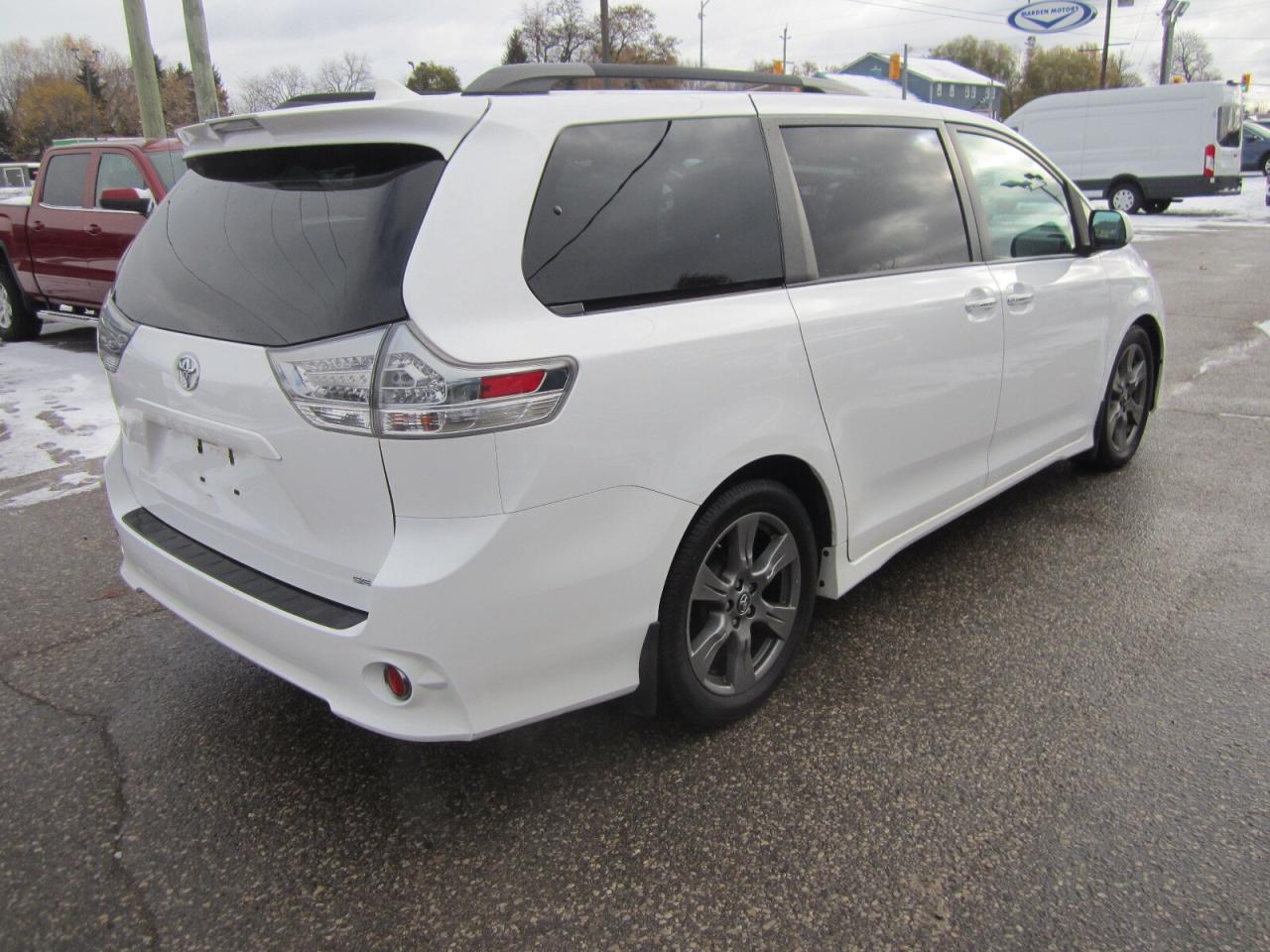2018 Toyota Sienna SE 8-Passenger FWD 1 OWNER NO ACCIDENTS Photo