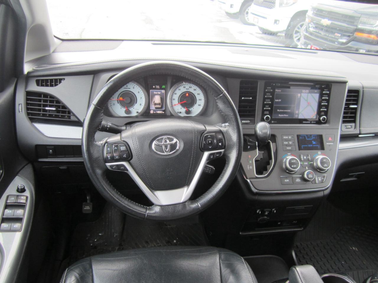 2018 Toyota Sienna SE 8-Passenger FWD 1 OWNER NO ACCIDENTS Photo