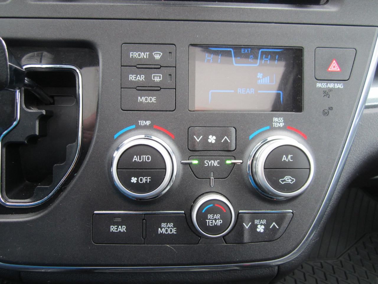 2018 Toyota Sienna SE 8-Passenger FWD 1 OWNER NO ACCIDENTS Photo