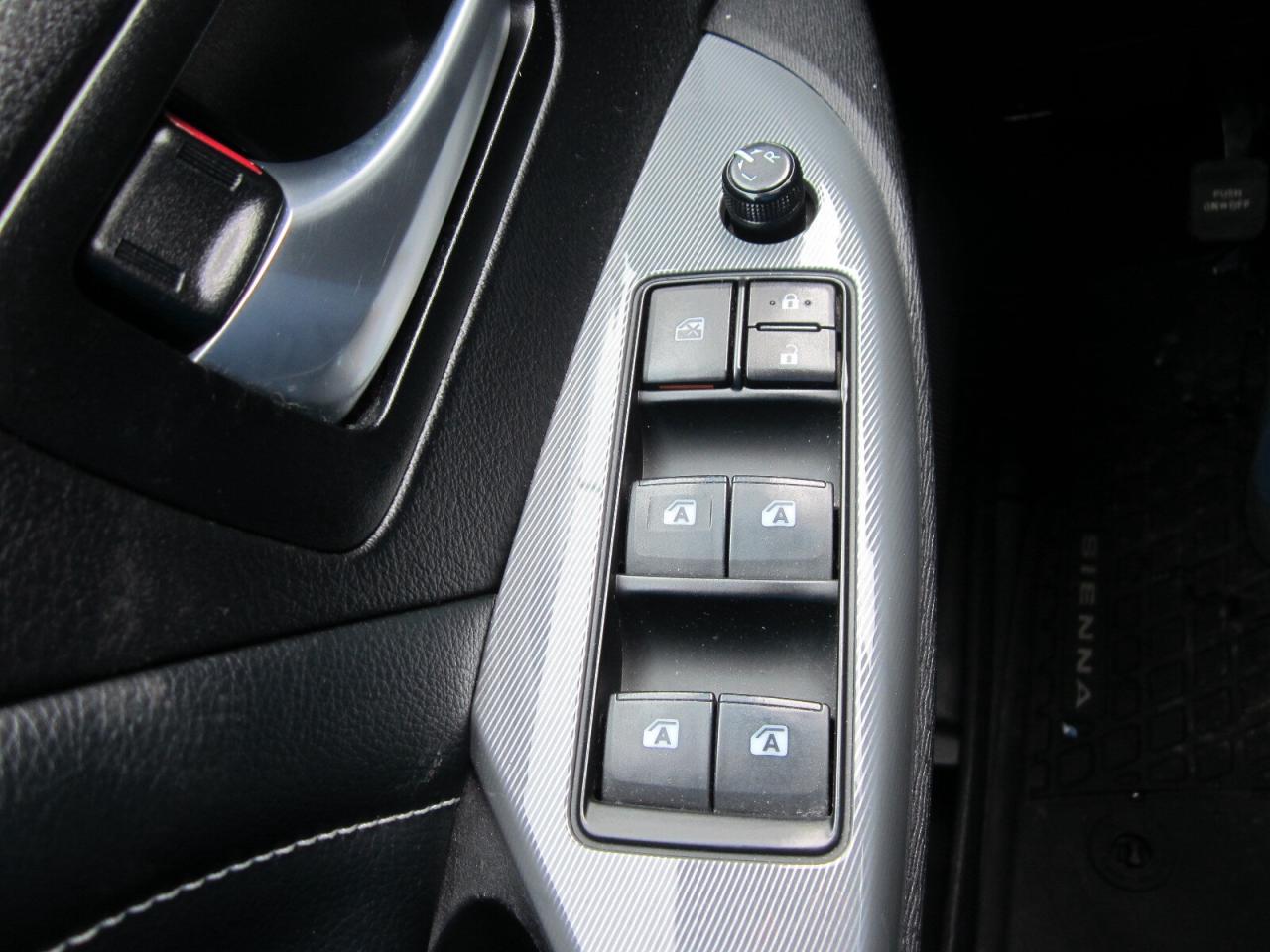 2018 Toyota Sienna SE 8-Passenger FWD 1 OWNER NO ACCIDENTS Photo