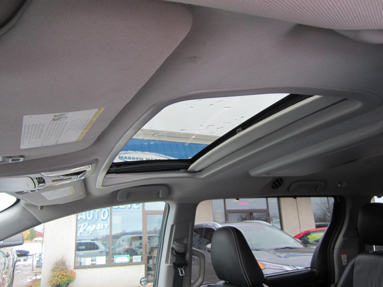 2018 Toyota Sienna SE 8-Passenger FWD 1 OWNER NO ACCIDENTS Photo