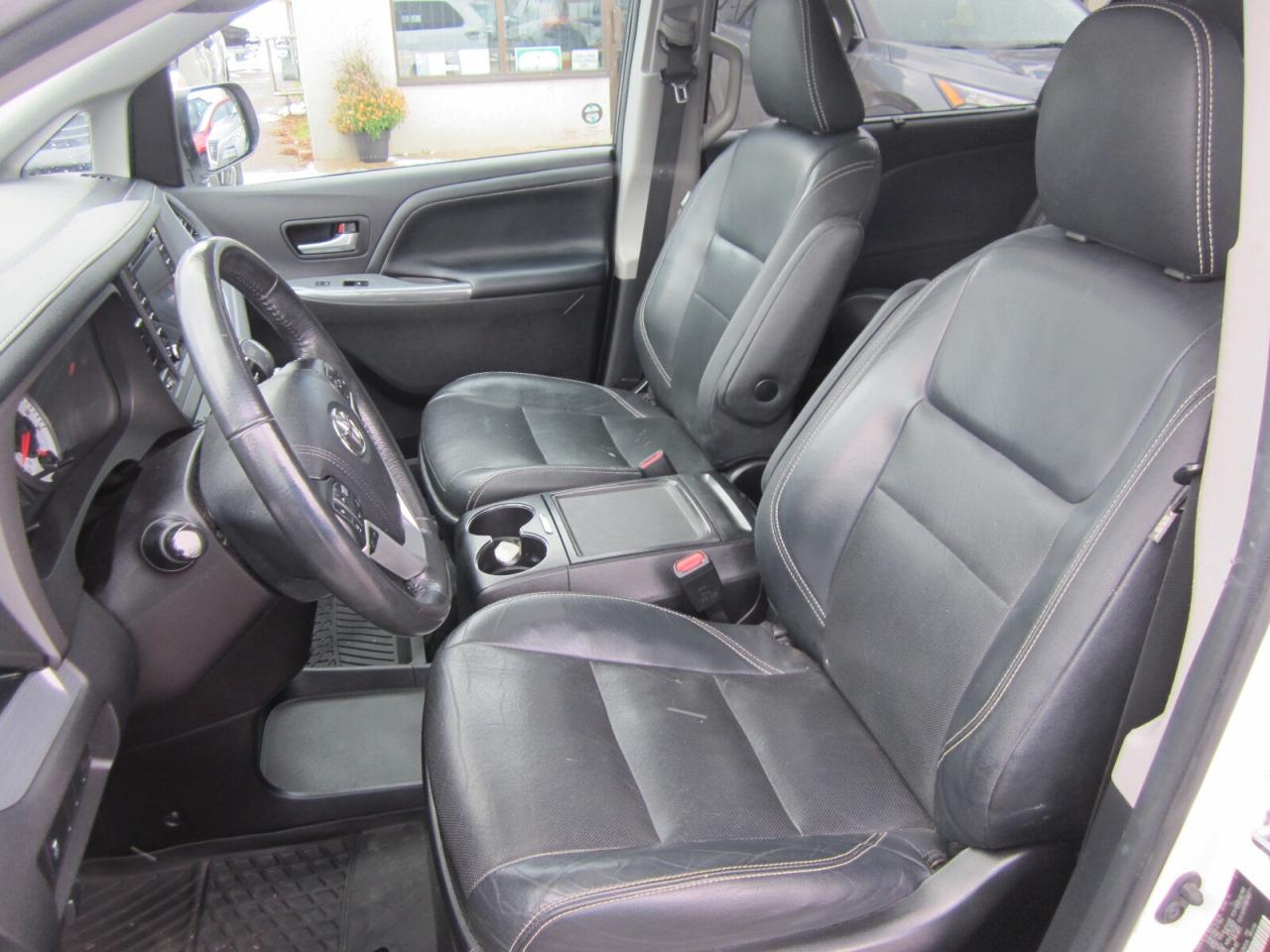 2018 Toyota Sienna SE 8-Passenger FWD 1 OWNER NO ACCIDENTS Photo