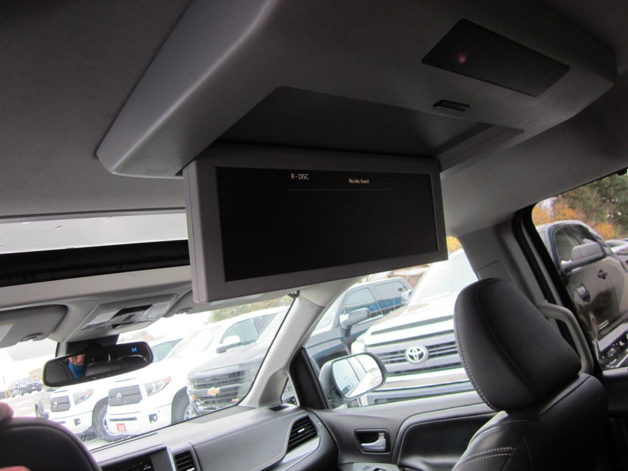 2018 Toyota Sienna SE 8-Passenger FWD 1 OWNER NO ACCIDENTS Photo