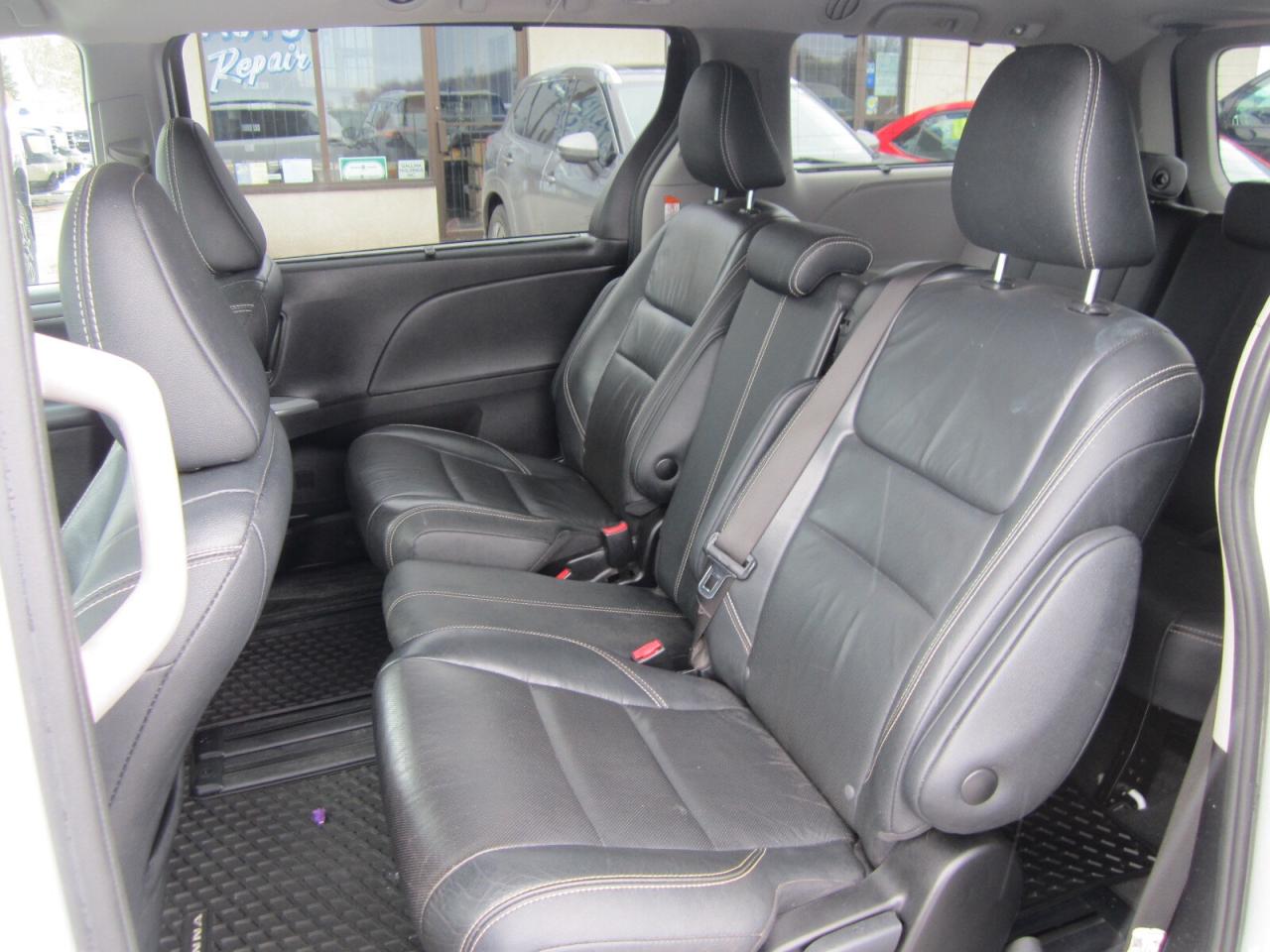 2018 Toyota Sienna SE 8-Passenger FWD 1 OWNER NO ACCIDENTS Photo