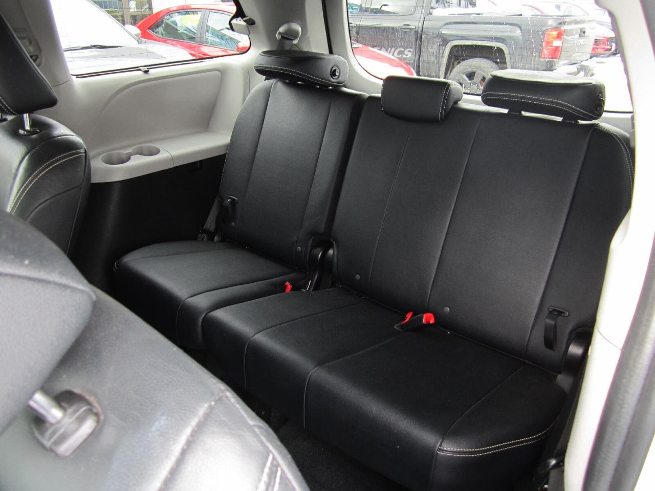 2018 Toyota Sienna SE 8-Passenger FWD 1 OWNER NO ACCIDENTS Photo