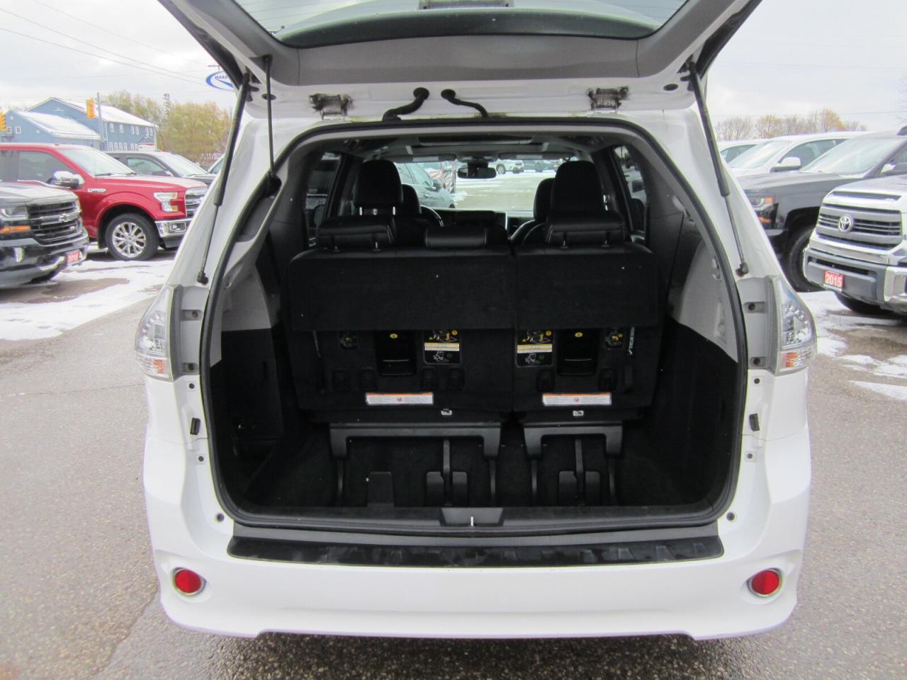 2018 Toyota Sienna SE 8-Passenger FWD 1 OWNER NO ACCIDENTS Photo