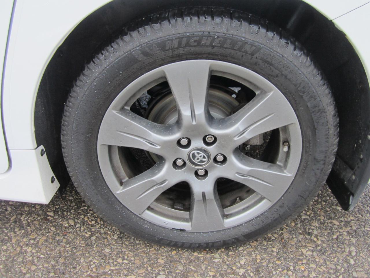 2018 Toyota Sienna SE 8-Passenger FWD 1 OWNER NO ACCIDENTS Photo